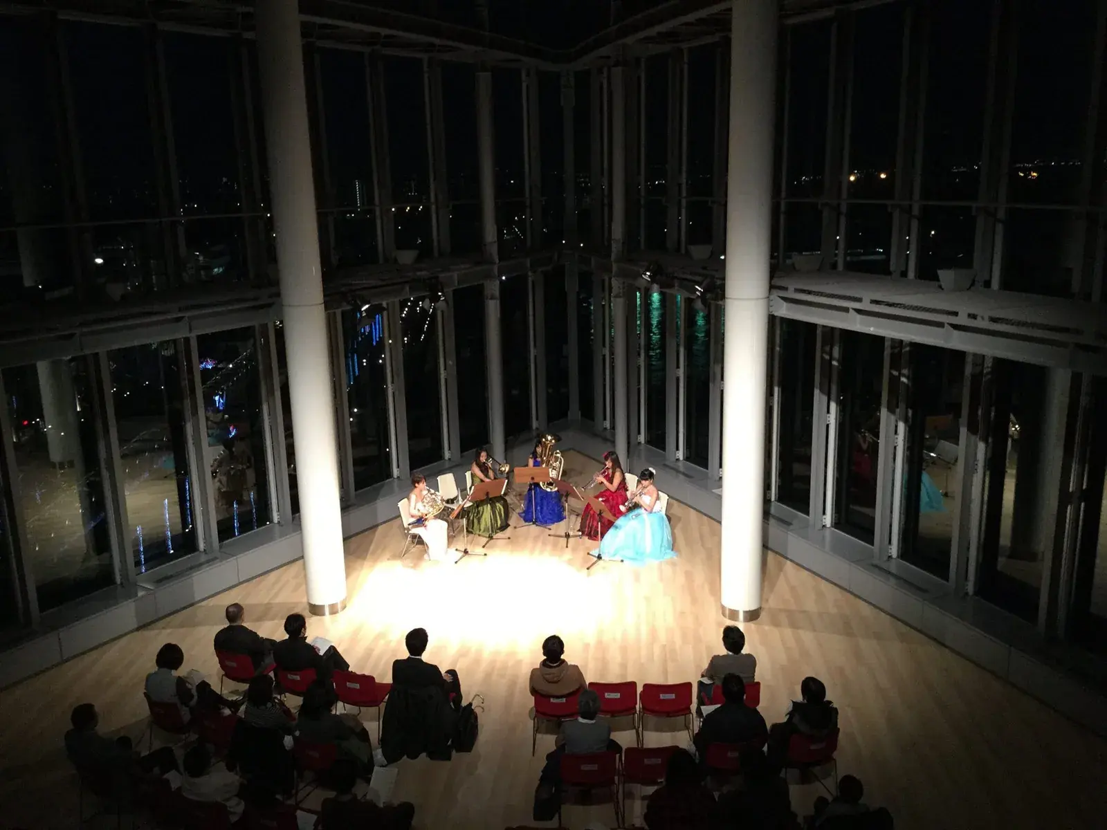 夜間のブラスアンサンブル演奏