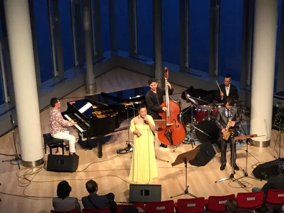 夕暮れ時のジャズバンド演奏