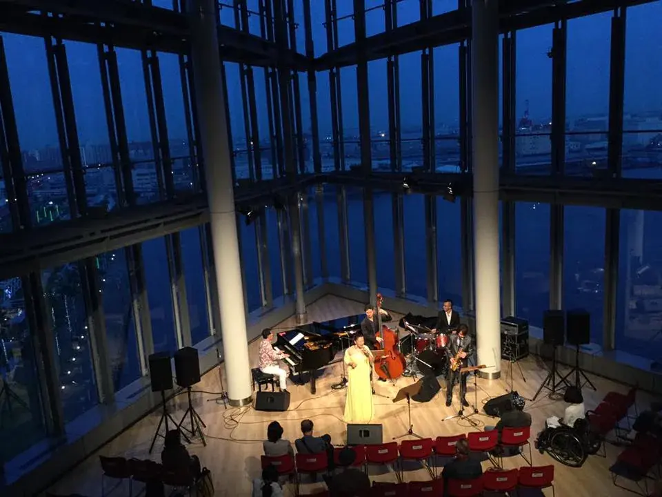 夜景を背景にした南港サンセットホールのライブ