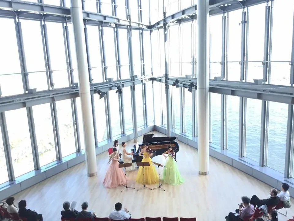 ドレス姿のカルテット演奏