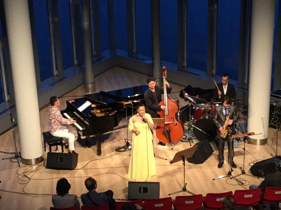 夕暮れ時のジャズバンド演奏