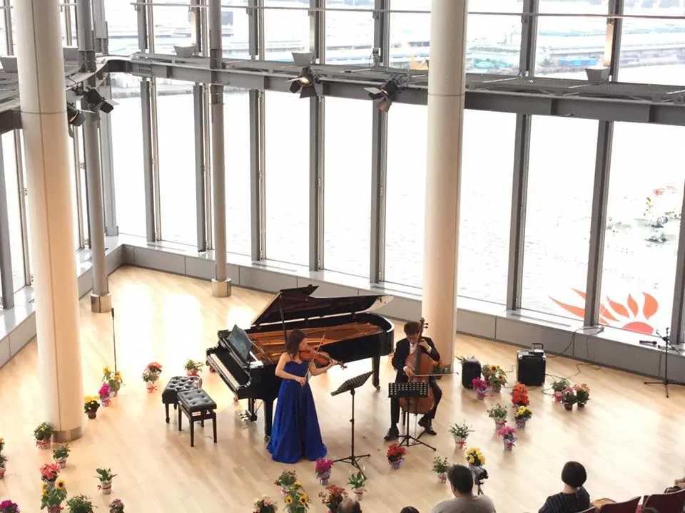 ピアノ、バイオリン、チェロによるトリオ演奏