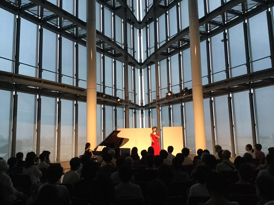 夕景とともに響く演奏のイメージ